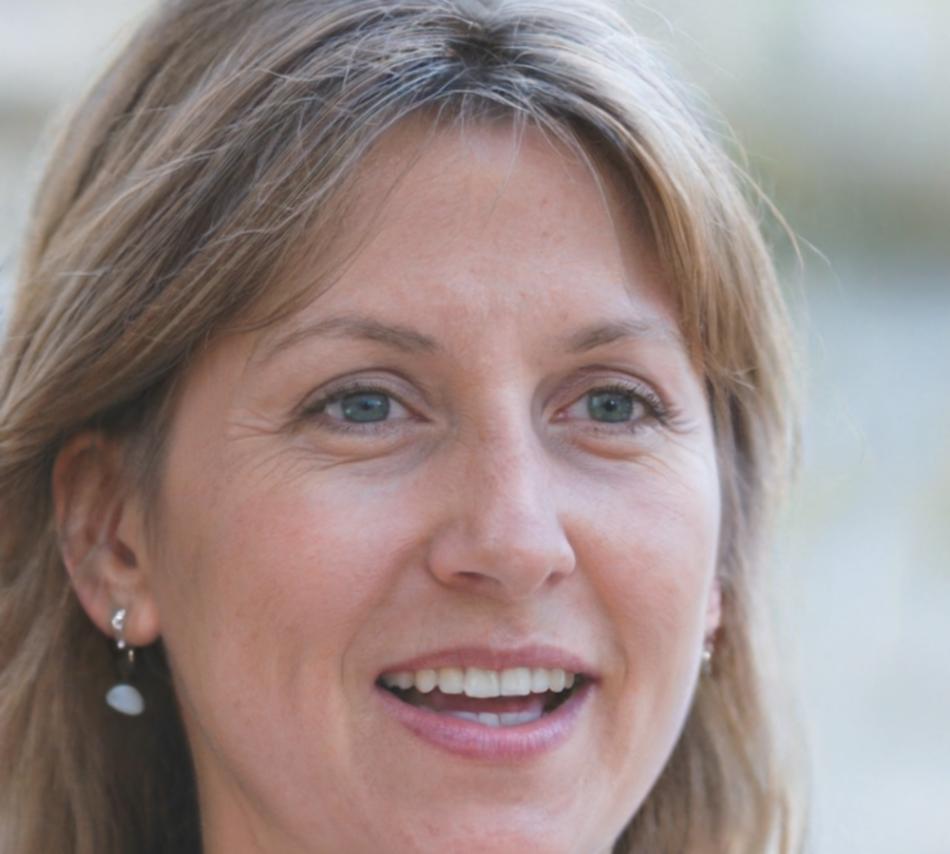 Elena Voss - Real Estate Finance Specialist